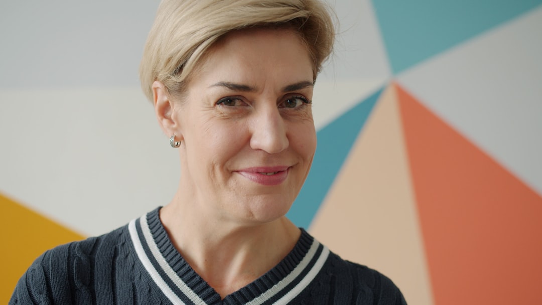 découvrez l'art du flirt confiant : astuces et conseils pour séduire avec assurance et charisme en toute situation.