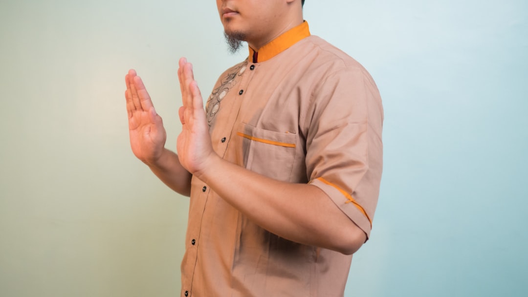 découvrez les causes et astuces pour surmonter la timidité chez les hommes, améliorer leur confiance en soi et s'épanouir socialement.