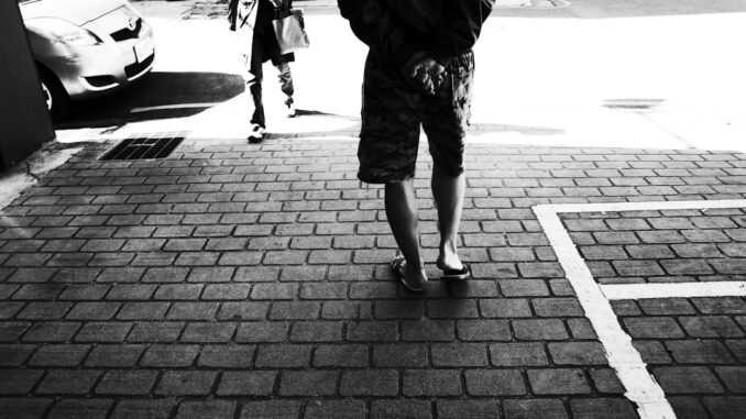 découvrez les causes de la timidité masculine et apprenez des conseils pour gagner en confiance et améliorer vos relations sociales.