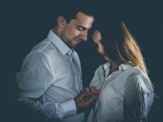découvrez les secrets essentiels pour construire une relation de couple épanouie et durable. astuces et conseils pour renforcer votre complicité et vivre pleinement à deux.