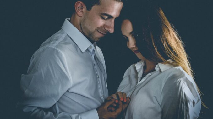 découvrez les secrets essentiels pour construire une relation de couple épanouie et durable. astuces et conseils pour renforcer votre complicité et vivre pleinement à deux.