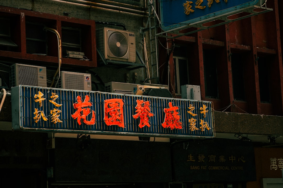 découvrez la première attraction avec notre panneau d'information clair et attractif, conçu pour guider efficacement les visiteurs dès leur arrivée.