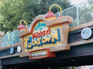 découvrez le premier panneau d'attraction, un élément essentiel pour guider et informer les visiteurs lors de leur expérience.