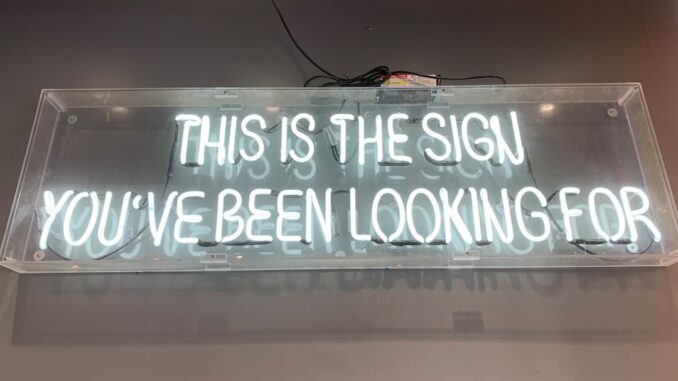 découvrez les signes clés qui influencent la première impression et apprenez à les reconnaître pour mieux communiquer et créer des relations positives dès le premier contact.