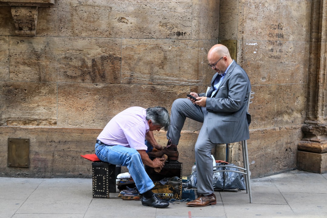 découvrez l'histoire touchante d'hommes bienveillants confrontés aux défis de l'amour et des relations.