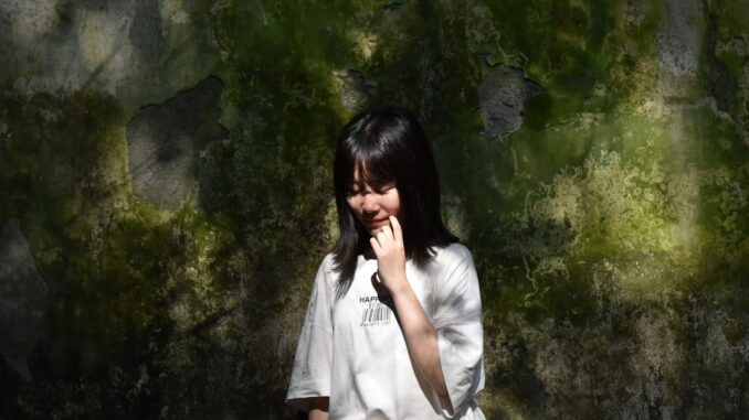 découvrez ce qu'est la timidité, ses causes, et comment la surmonter pour gagner en confiance et s'exprimer librement.