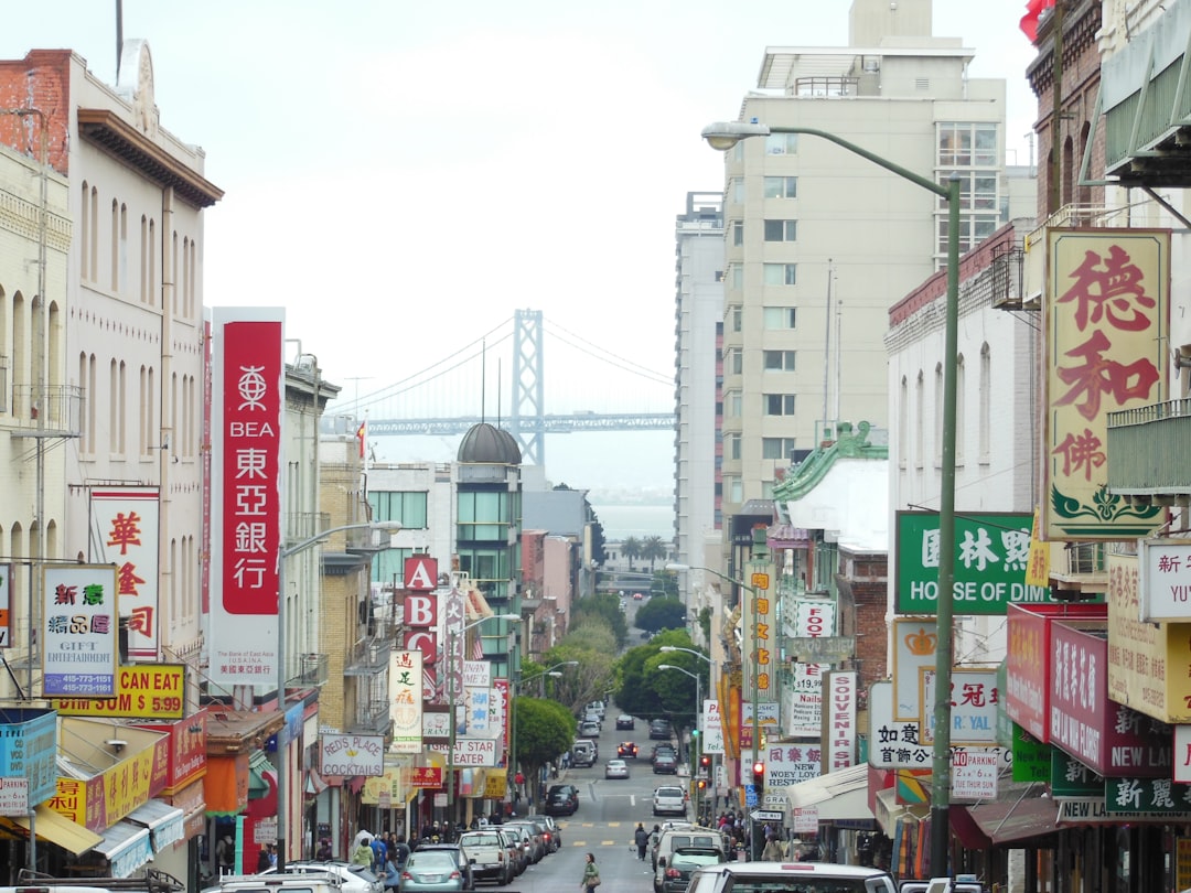 découvrez les signes d'attirance et apprenez à reconnaître les indices subtils qui révèlent qu'une personne est attirée par vous.