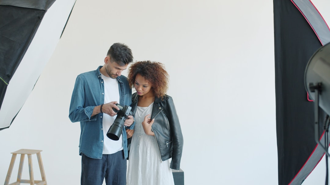 découvrez comment les réseaux sociaux influencent les relations personnelles, leurs effets positifs et négatifs, et des conseils pour préserver des liens authentiques à l'ère numérique.