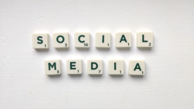 découvrez comment les réseaux sociaux influencent les relations personnelles, en analysant leurs effets positifs et négatifs sur la communication et les interactions humaines.