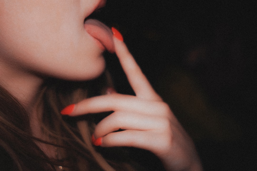 découvrez des conseils et astuces pour le plaisir oral féminin, afin d'améliorer l'intimité et favoriser une expérience agréable et satisfaisante pour elle.