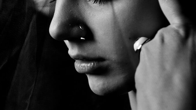 découvrez ce qu'est l'engourdissement émotionnel, ses causes possibles, ses impacts sur la vie quotidienne, et comment retrouver vos émotions et retrouver un équilibre émotionnel.