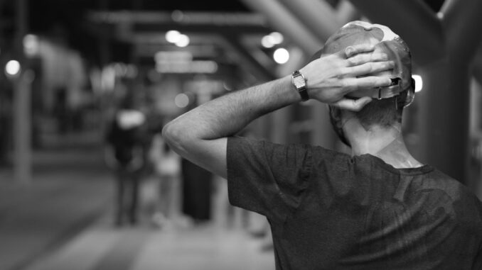 découvrez les causes, les conséquences et les solutions possibles liées à l'infidélité dans les relations amoureuses.