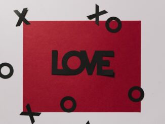 découvrez une histoire passionnante où l'amour et l'inimitié s'entremêlent, explorant les émotions intenses entre deux âmes opposées.