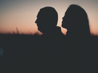 découvrez des conseils efficaces pour raviver la flamme de votre relation et renforcer les liens avec votre partenaire.