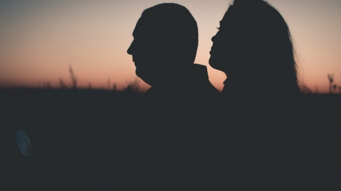 découvrez des conseils efficaces pour raviver la flamme de votre relation et renforcer les liens avec votre partenaire.