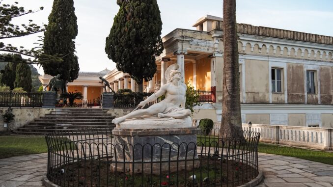 découvrez la signification et l'origine de l'expression « talon d'achille », symbole de la vulnérabilité humaine malgré la force apparente.