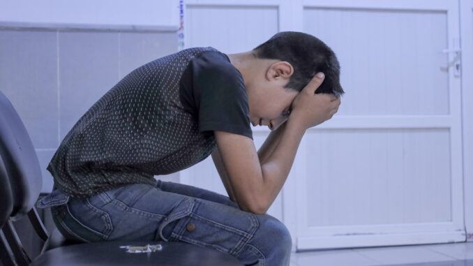 découvrez tout ce qu'il faut savoir sur le bullying : définition, conséquences et solutions pour prévenir et lutter contre ce phénomène.