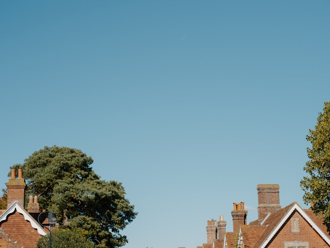 découvrez tout ce qui rend « charming » si captivant : élégance, charme et personnalité irrésistible pour illuminer votre quotidien.