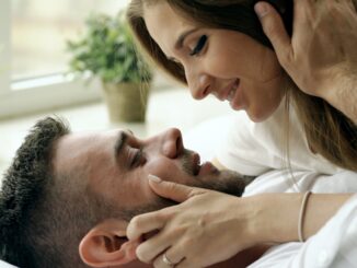 découvrez comment renforcer l'intimité de votre couple grâce à des conseils pratiques et des astuces pour améliorer la communication, la confiance et la complicité.