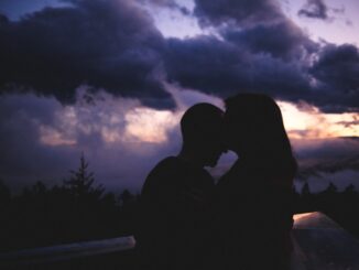 découvrez des conseils et idées pour réussir votre premier rendez-vous, créer une connexion authentique et faire bonne impression dès la première rencontre.