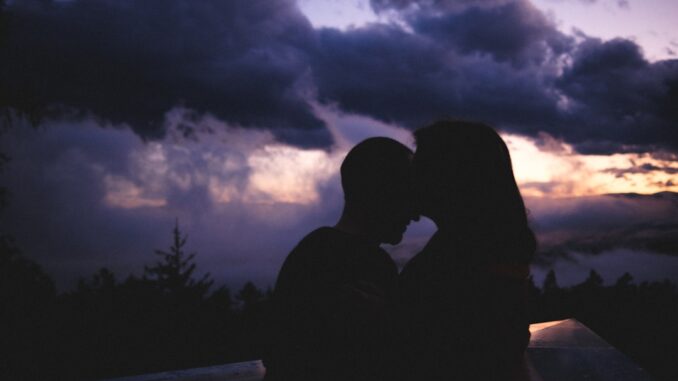 découvrez des conseils et idées pour réussir votre premier rendez-vous, créer une connexion authentique et faire bonne impression dès la première rencontre.