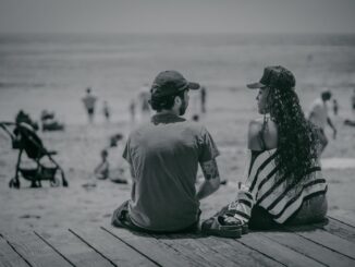 découvrez comment adopter des habitudes positives pour renforcer et enrichir vos relations amoureuses et amicales au quotidien.