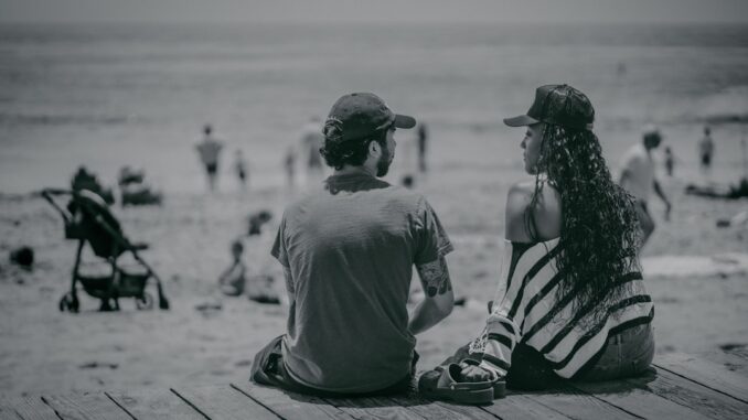 découvrez comment adopter des habitudes positives pour renforcer et enrichir vos relations amoureuses et amicales au quotidien.