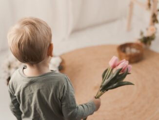 découvrez comment l'arrivée d'un troisième enfant peut influencer la vie amoureuse des femmes, en explorant les défis et les changements dans leur relation.