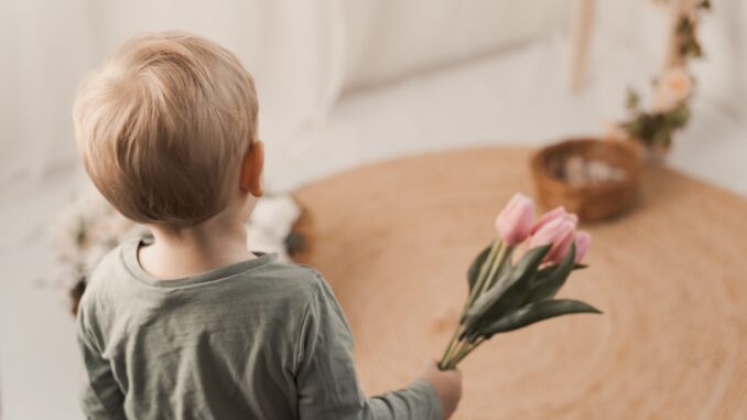découvrez comment l'arrivée d'un troisième enfant peut influencer la vie amoureuse des femmes, en explorant les défis et les changements dans leur relation.