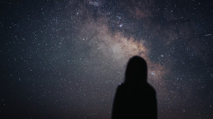 découvrez pourquoi les femmes préfèrent observer les étoiles avec vous et partagez des moments magiques sous le ciel nocturne.